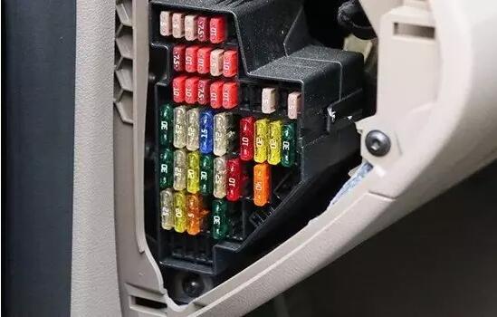 汽車保險絲到底在哪?如何知道其對應的用電設備?