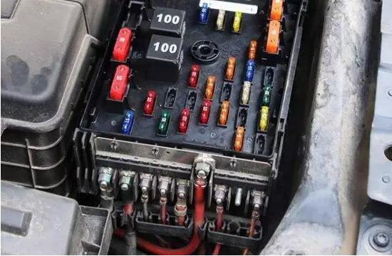 汽車保險絲到底在哪?如何知道其對應的用電設備?
